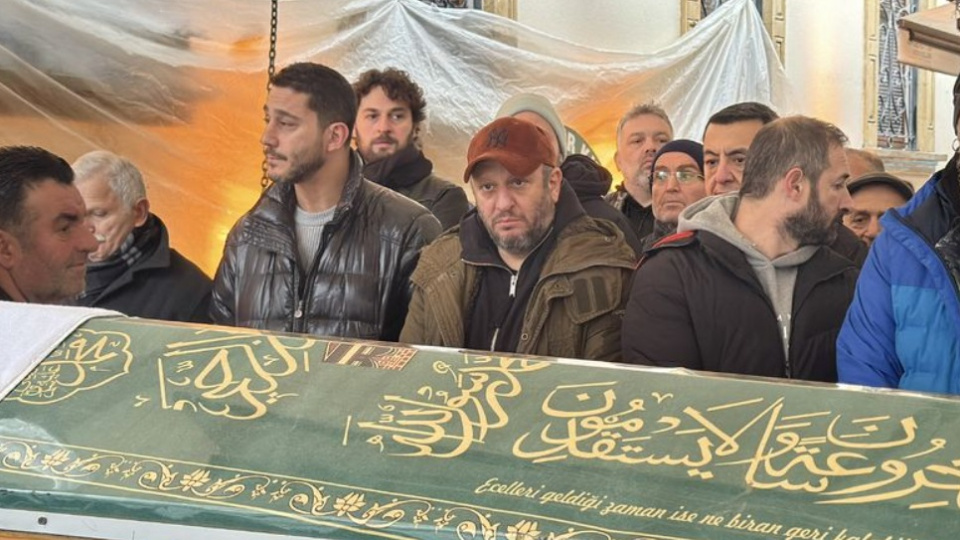 Babasını son yolculuğuna uğurladı