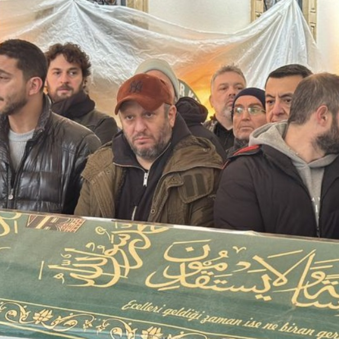 Babasını son yolculuğuna uğurladı