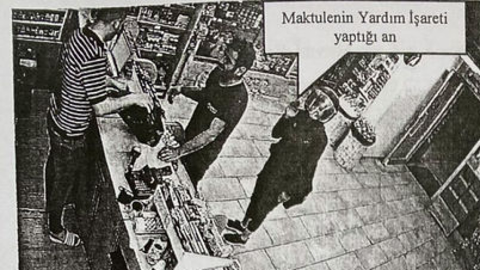 Markette el işaretiyle yardım istedi!