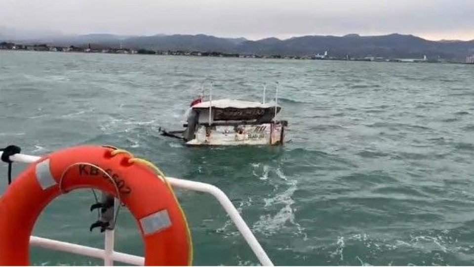 Açık denizde sürüklenen tekne kıyıya çekildi