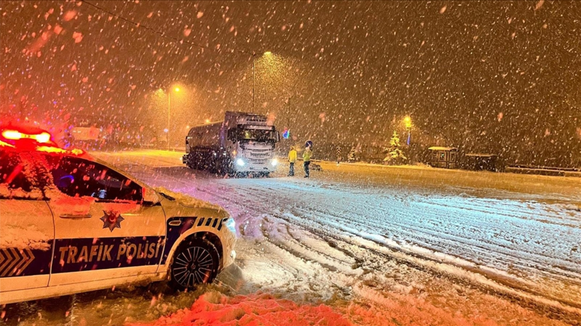 Bolu Dağı'nda Kar Nedeniyle Ağır Tonajlı Araç Geçişi Yasaklandı