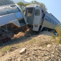 Meksika'da yolcu treni raydan çıktı!