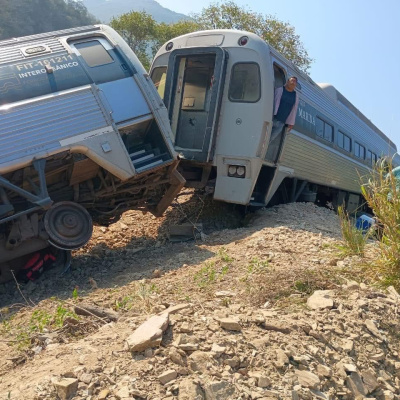 Meksika'da yolcu treni raydan çıktı!