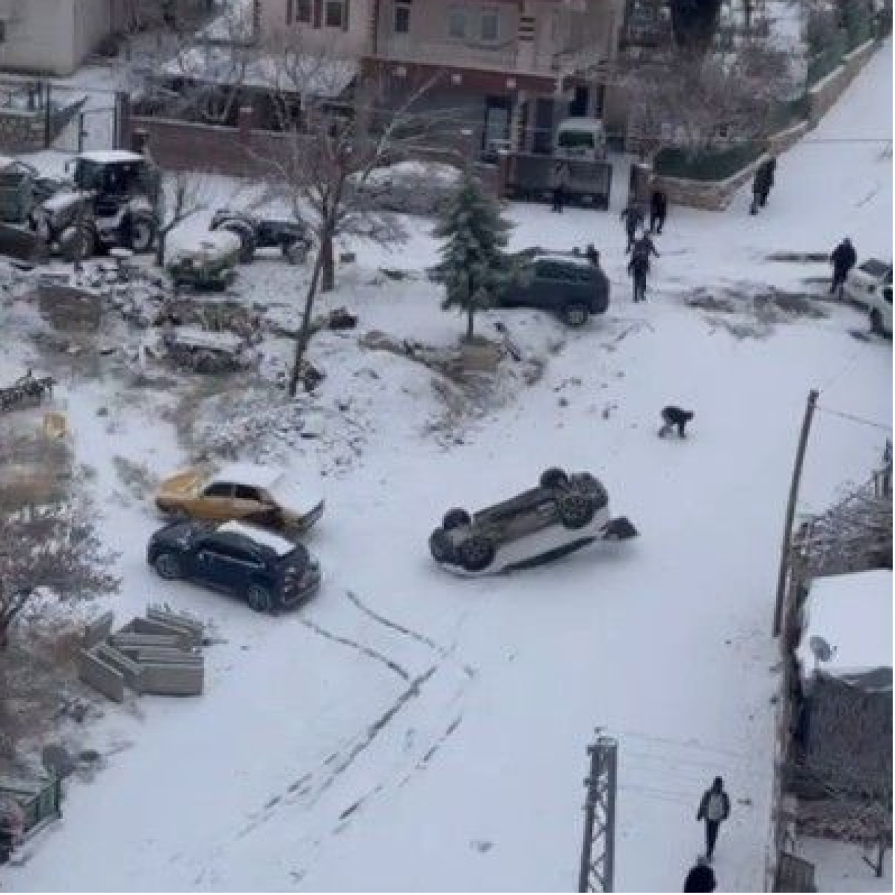 Kayan araç park halindeki aracı devirdi!