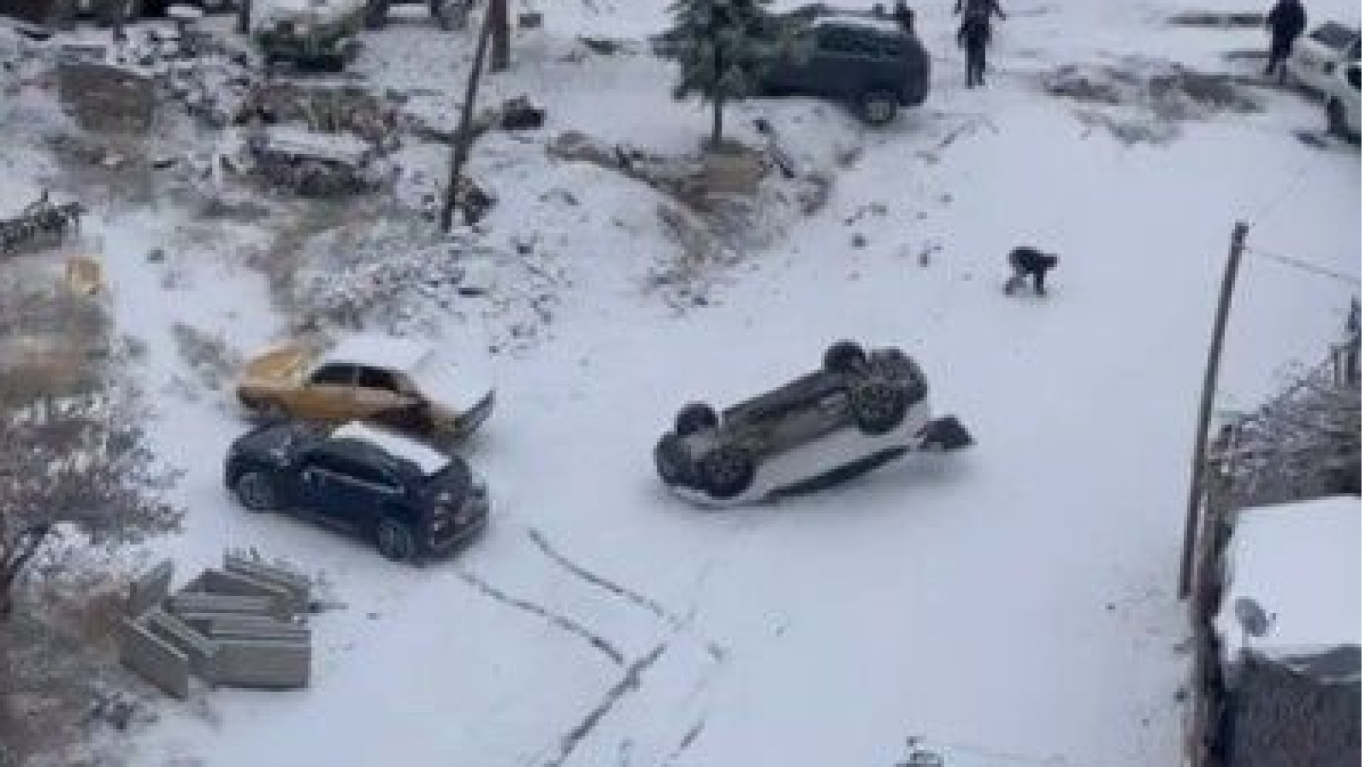 Son dakika: Kayan araç park halindeki aracı devirdi: O anlar kameraya yansıdı | Son dakika haberleri