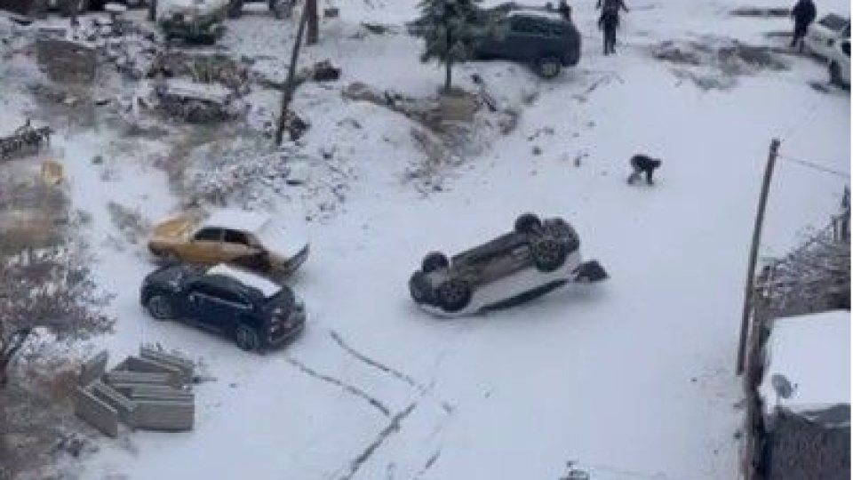 Kayan araç park halindeki aracı devirdi!