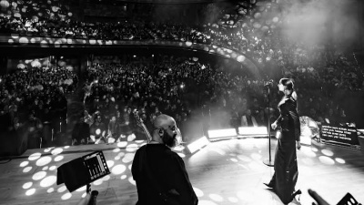 Beethoven Salonu'nda şarkı söyledi