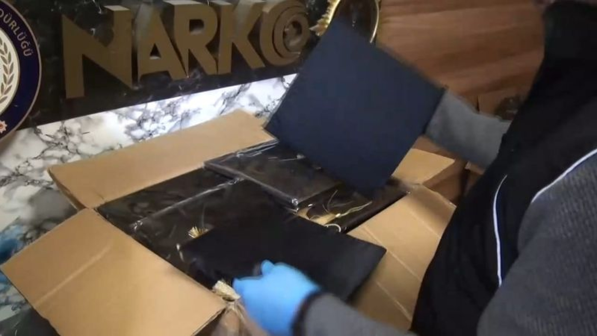 Bağcılar'da Mezuniyet Keplerine Gizlenmiş 53 Bin 100 Uyuşturucu Hap Ele Geçirildi