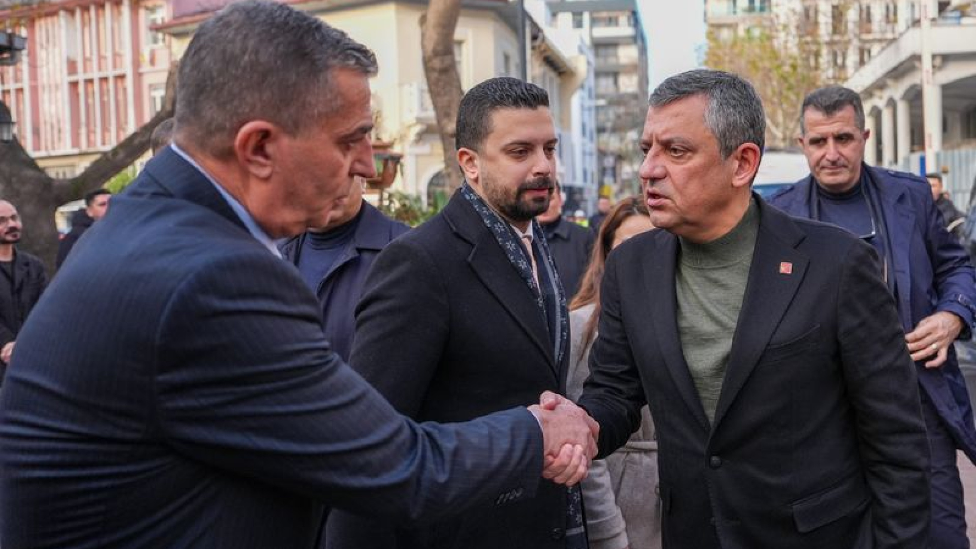 CHP Lideri Özgür Özel, Manisa'da Taziye Ziyaretinde Bulundu