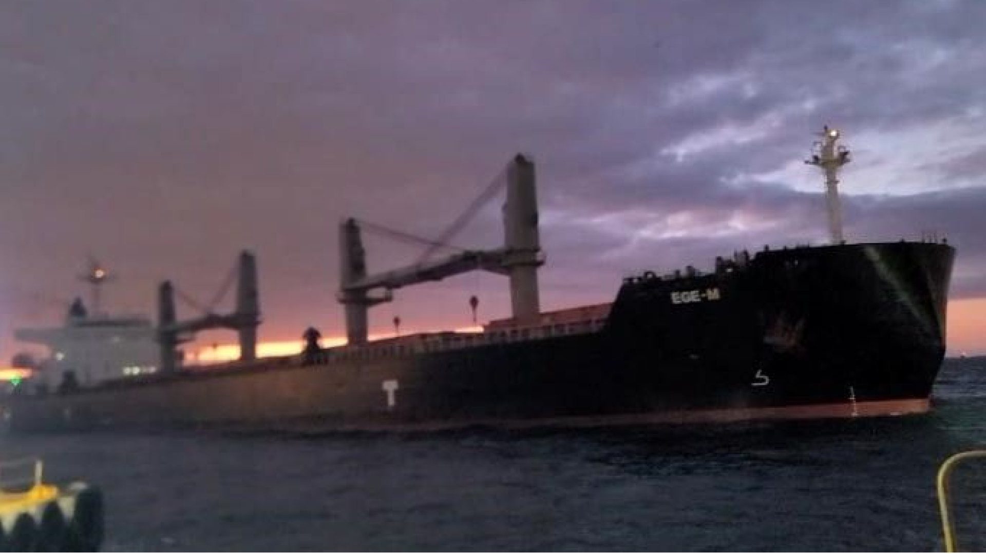 Son dakika: Beşiktaş'ta kuru yük gemisi tehlikesi: İskeleye çarpmadan son anda durdu! | Son dakika haberleri