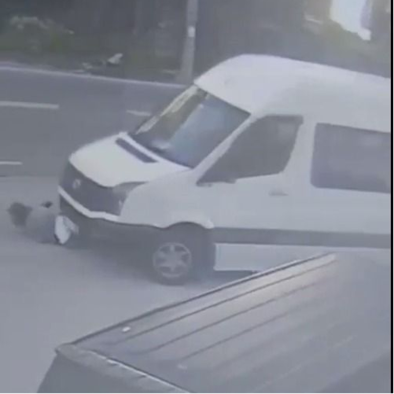 Feci kaza! Aracın altında sürüklendi