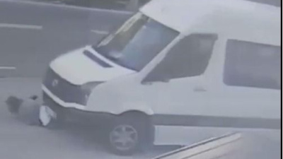 Feci kaza! Aracın altında sürüklendi