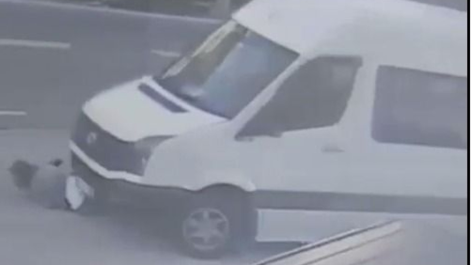 Feci kaza! Aracın altında sürüklendi