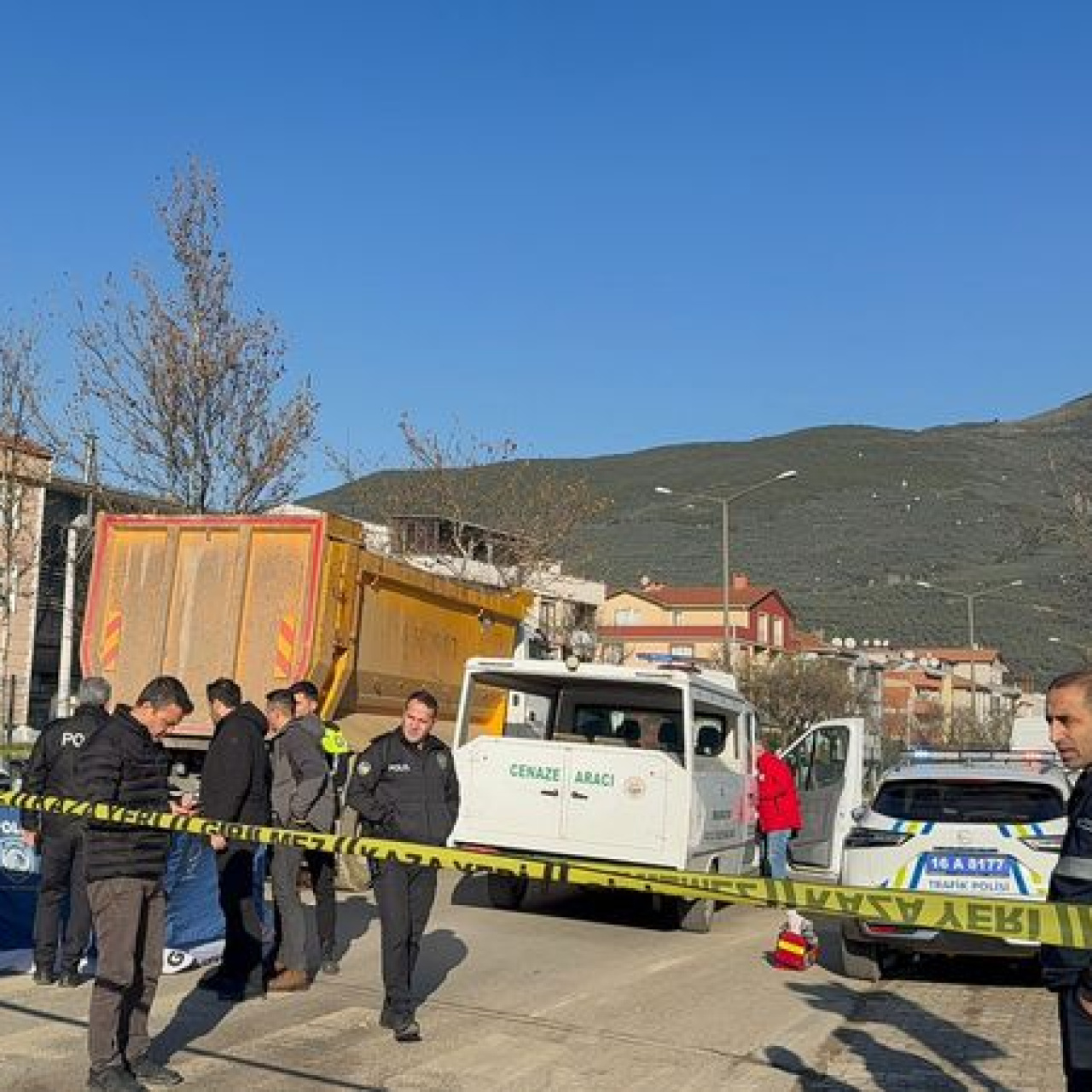 Bisiklet sürücü kamyonun altında can verdi