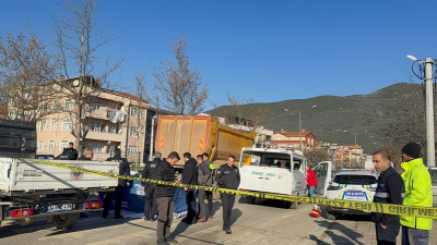 Bisiklet sürücü kamyonun altında can verdi