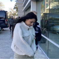 Üşüyüp girdikleri evi soydular!