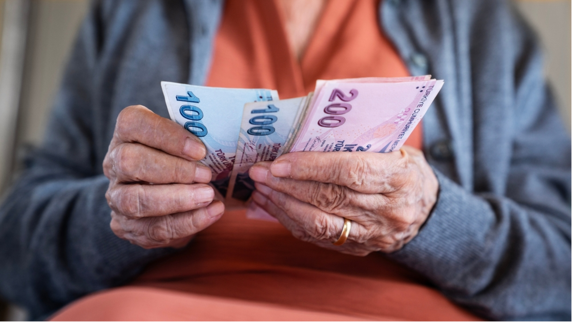 Milyonlarca emeklinin gözü zam oranında: En düşük emekli aylığı ne olacak? - Sosyal Güvenlik Haberleri