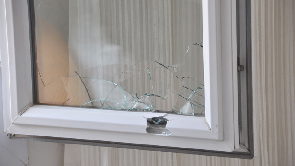 Pencereye domuz kurşunu isabet etti