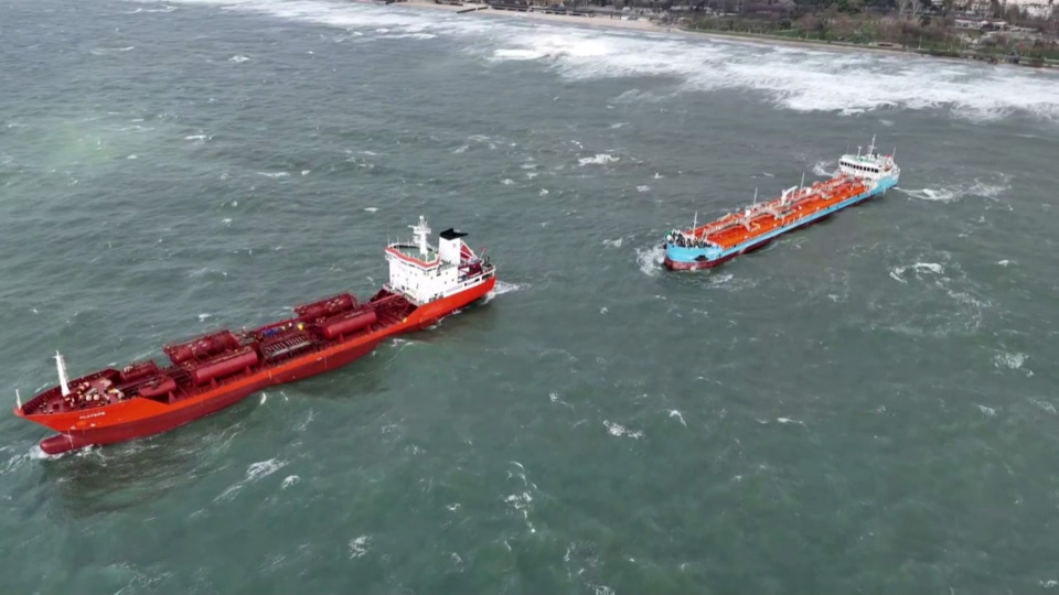 İki tankerden biri kurtarıldı