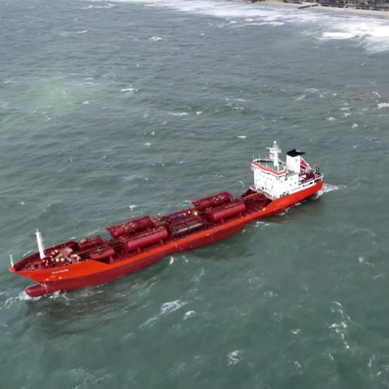 İki tankerden biri kurtarıldı