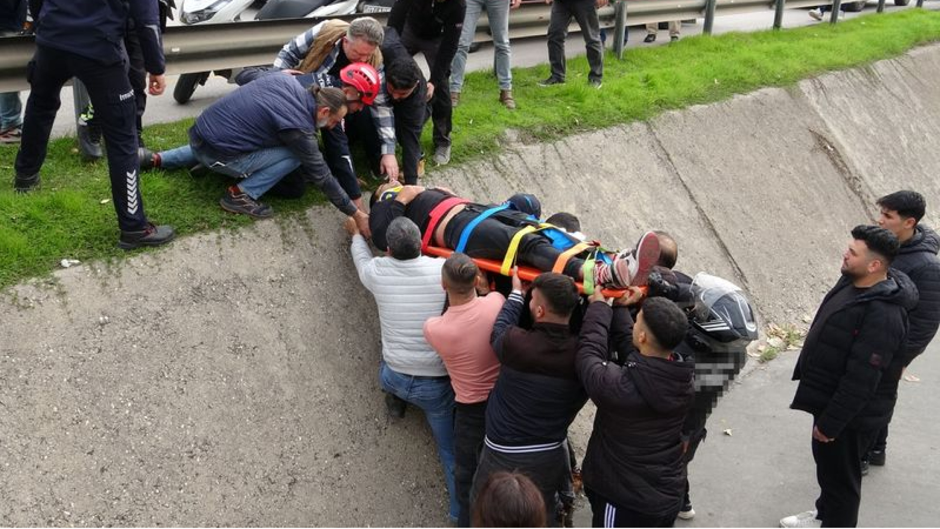 Son dakika: Antalya haberleri: Yayaya yol veriyordu... Otomobil vurunca kanala uçtu! | Son dakika haberleri