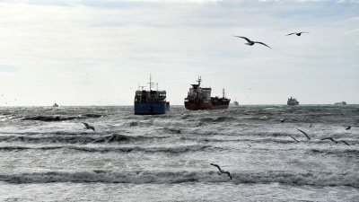 Fırtına her yerde! Dev dalgalar ve sürüklenen gemiler!