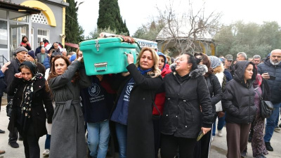 Cenazesini kadınlar taşıdı