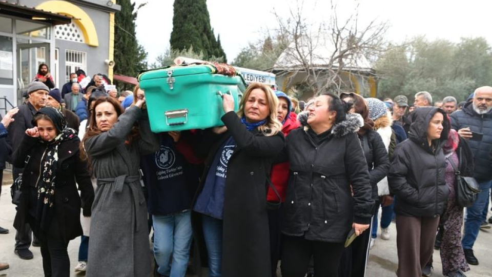 Cenazesini kadınlar taşıdı