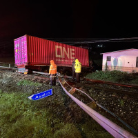 Kontrolden çıkan TIR, tren yoluna girdi; sürücü öldü