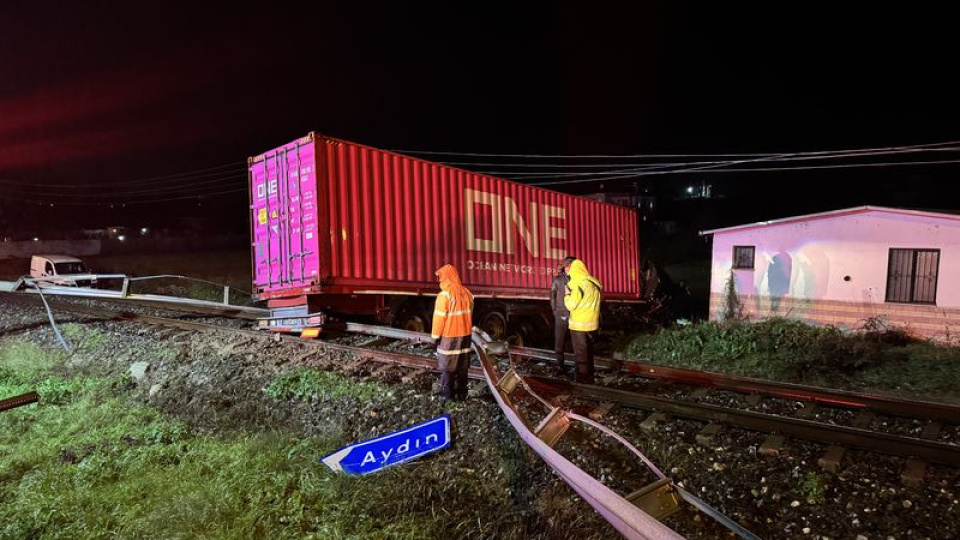 Kontrolden çıkan TIR, tren yoluna girdi; sürücü öldü