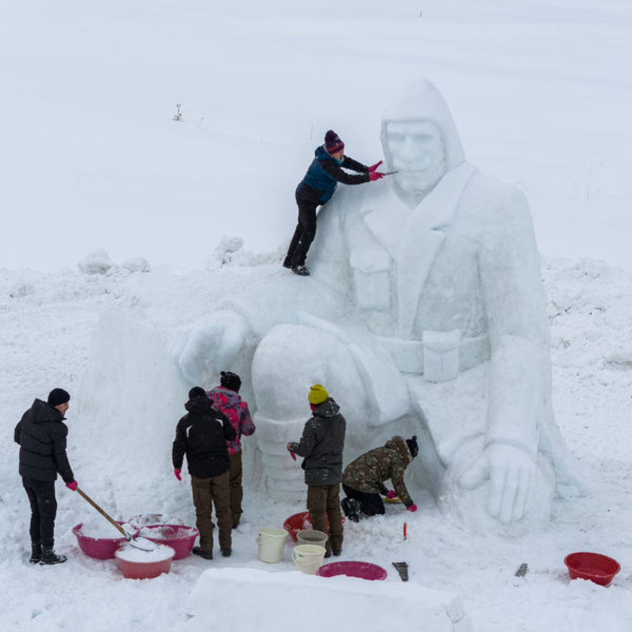 Sarıkamış şehitleri kardan heykellerle anılıyor!
