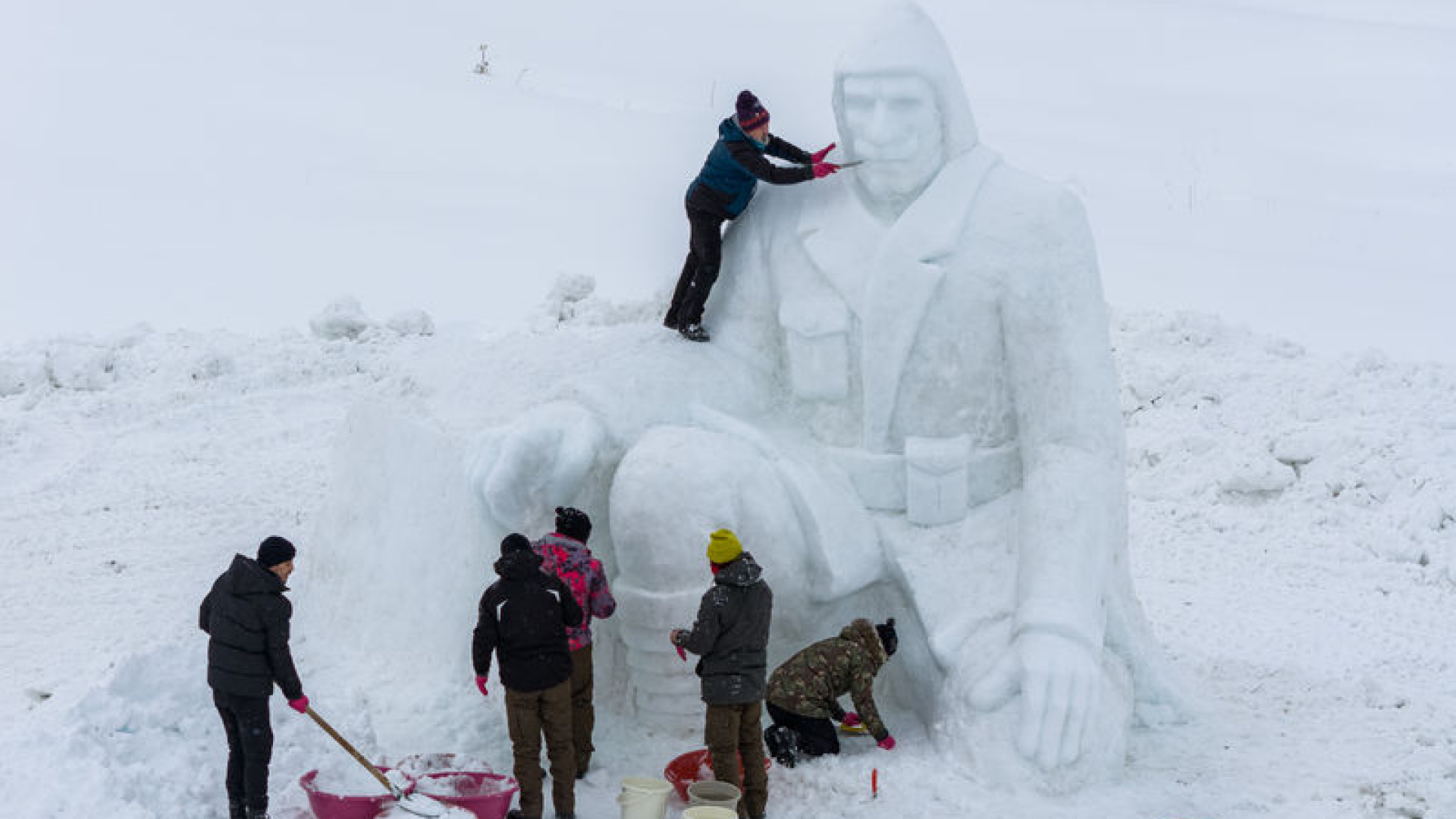 Sarıkamış Harekatı için kardan hazırlanan iki heykelden biri tamamlandı