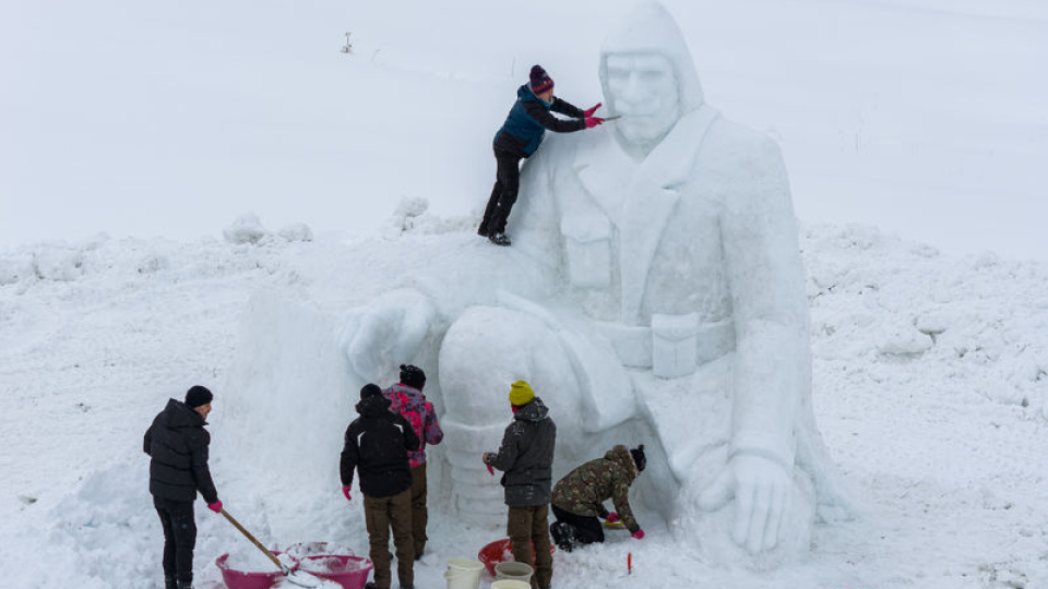 Sarıkamış şehitleri kardan heykellerle anılıyor!