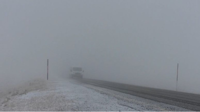 Yoğun kar yağışı yolu kapattı!