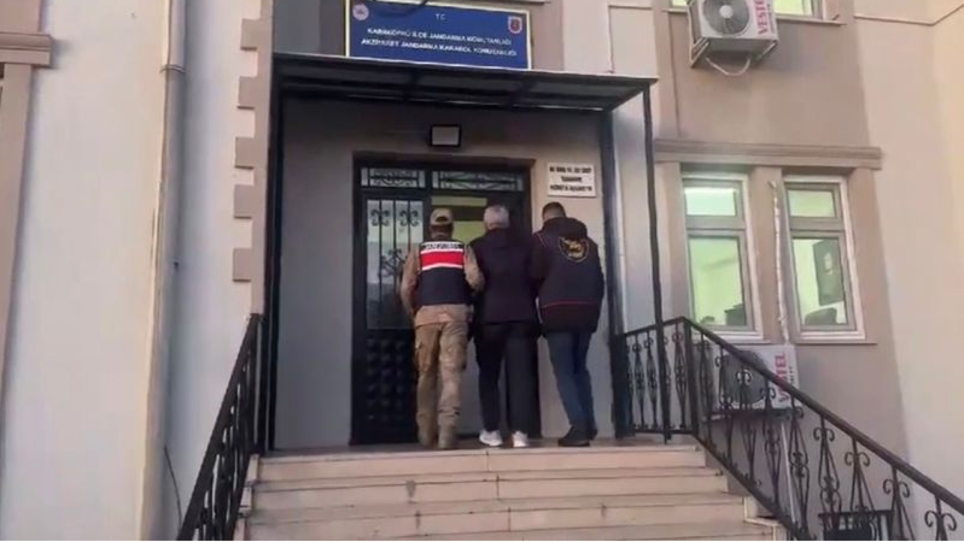 Hırsız, otomobilin arka camındaki yazı sayesinde yakalandı