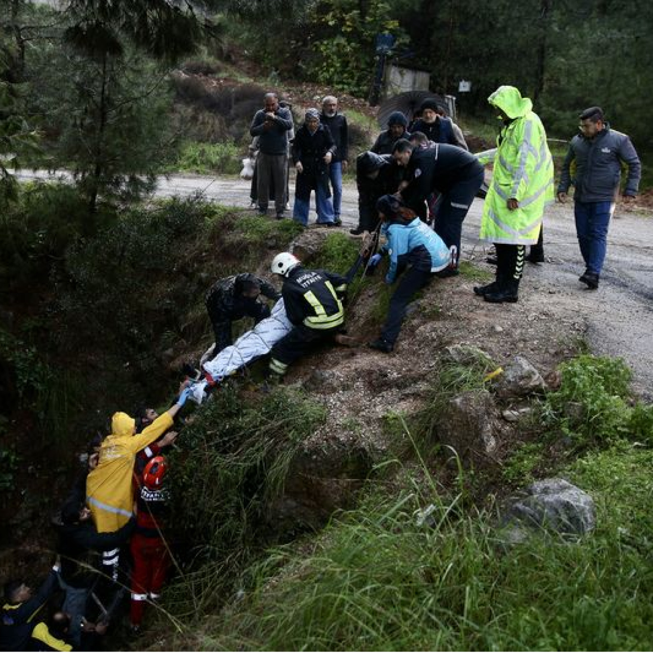 Otomobil uçuruma düştü!