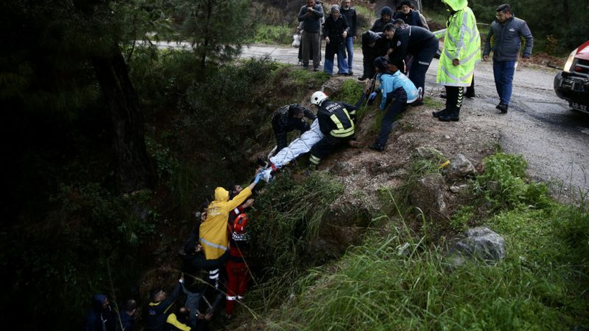 Son dakika: Feci kaza! otomobil uçurumdan dereye düştü | Son dakika haberleri
