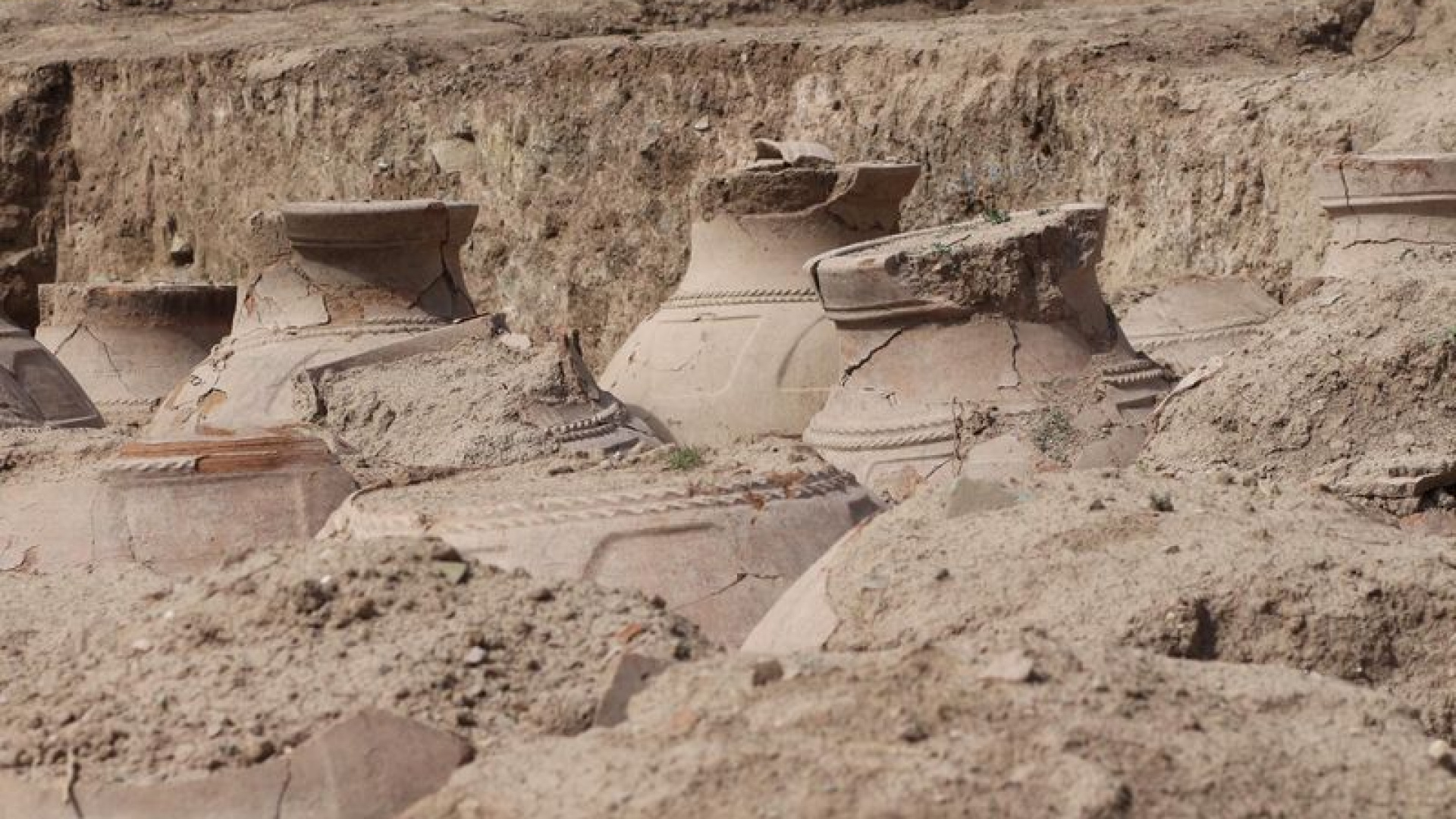 Simetrik düzen içerisinde yerleştirilmiş 76 küp... Van'da toprak altında gizli depo!