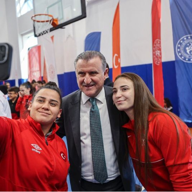 Bakan Bak'tan milli sporculara tebrik!