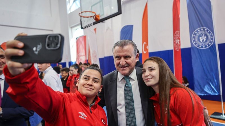 Bakan Bak'tan milli sporculara tebrik!