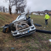 Korkunç kaza...Otomobil ikiye ayrıldı!