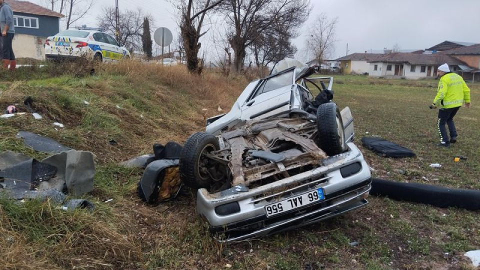 Korkunç kaza...Otomobil ikiye ayrıldı!