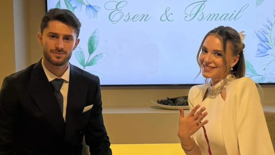 Ünlü futbolcu nişanlandı