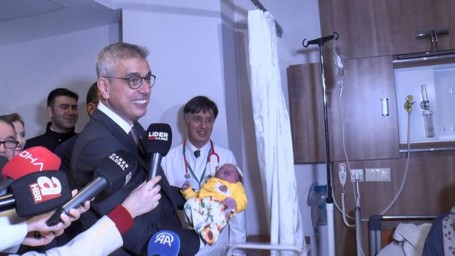Bakan Memişoğlu yeni yılın ilk bebeklerini ziyaret etti