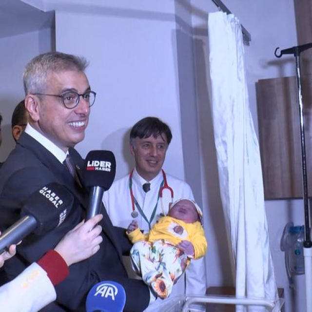 Bakan Memişoğlu yeni yılın ilk bebeklerini ziyaret etti