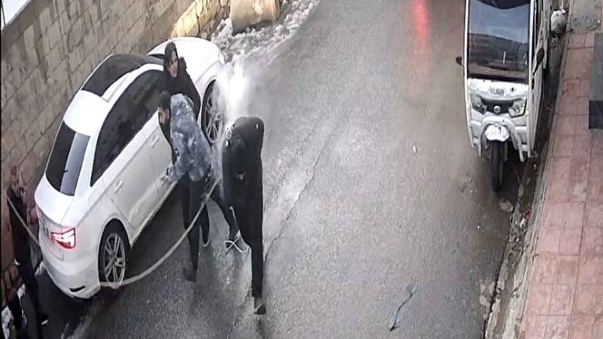 Son dakika: Nusabiydin'de bir elektrik teli gençlerin üzerine düştü: O anlar kamerada | Son dakika haberleri