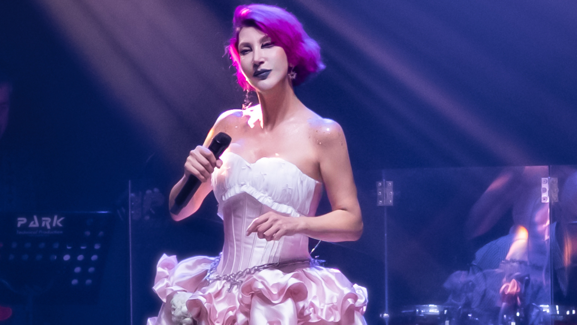 Hande Yener'den 2026 Mesajı: 'Umut, Sevgi, Merhamet ve Barış Yılı Olsun'