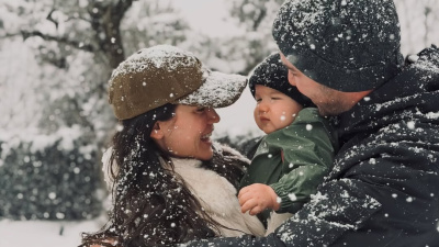 Kar altında aile pozu