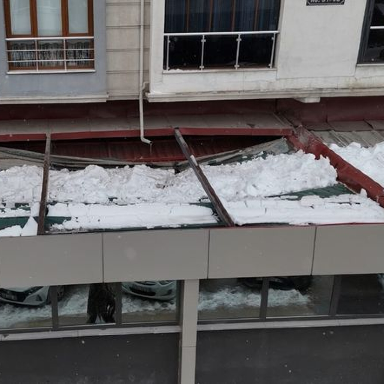 Zincir marketin çatısı çöktü!