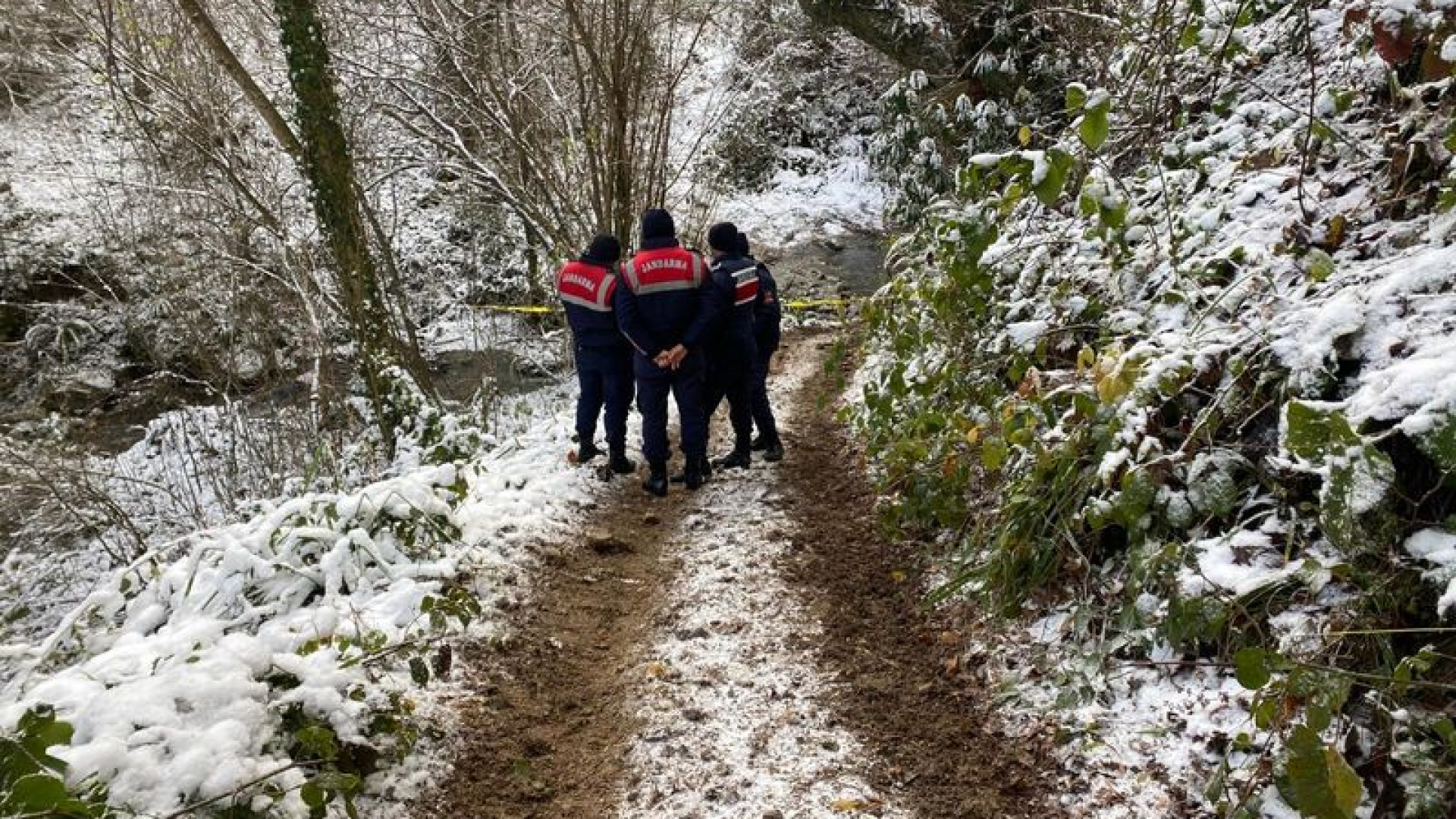 Karlı havada atletli bir adam dere yatağında otomobilden 10 metre uzaklıkta ölü bulundu | Son dakika haberleri